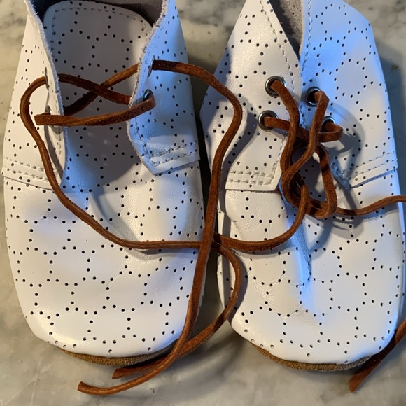 NEW, white with circle pattern Mon Petit Shoes Size 6 Soft Soles, leather ties - Picture 5 of 7